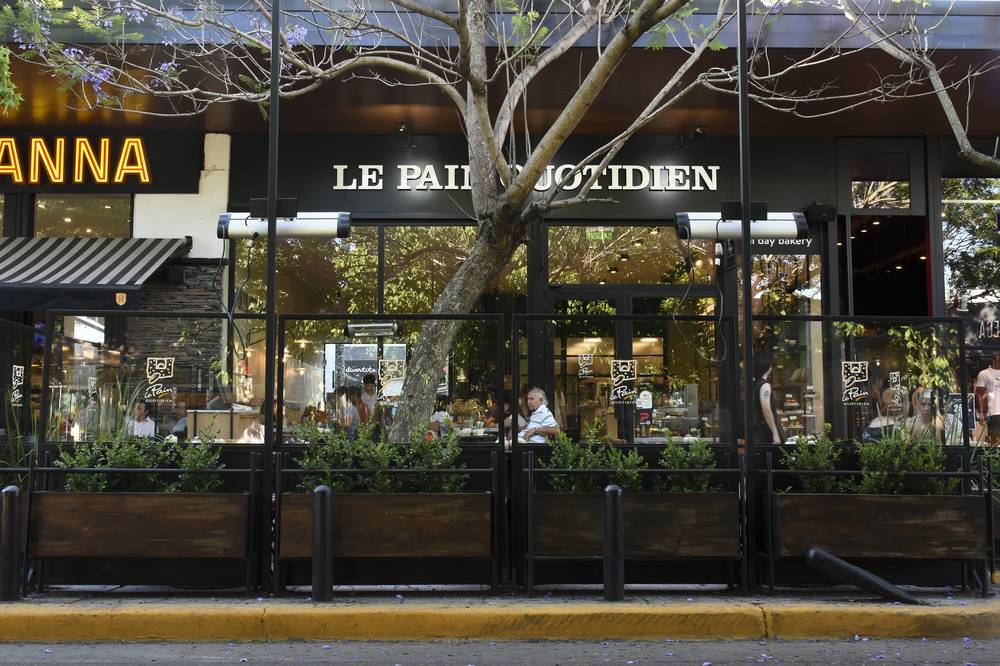 Jardineras de Loodus en la terraza de Le Pain Quotidien